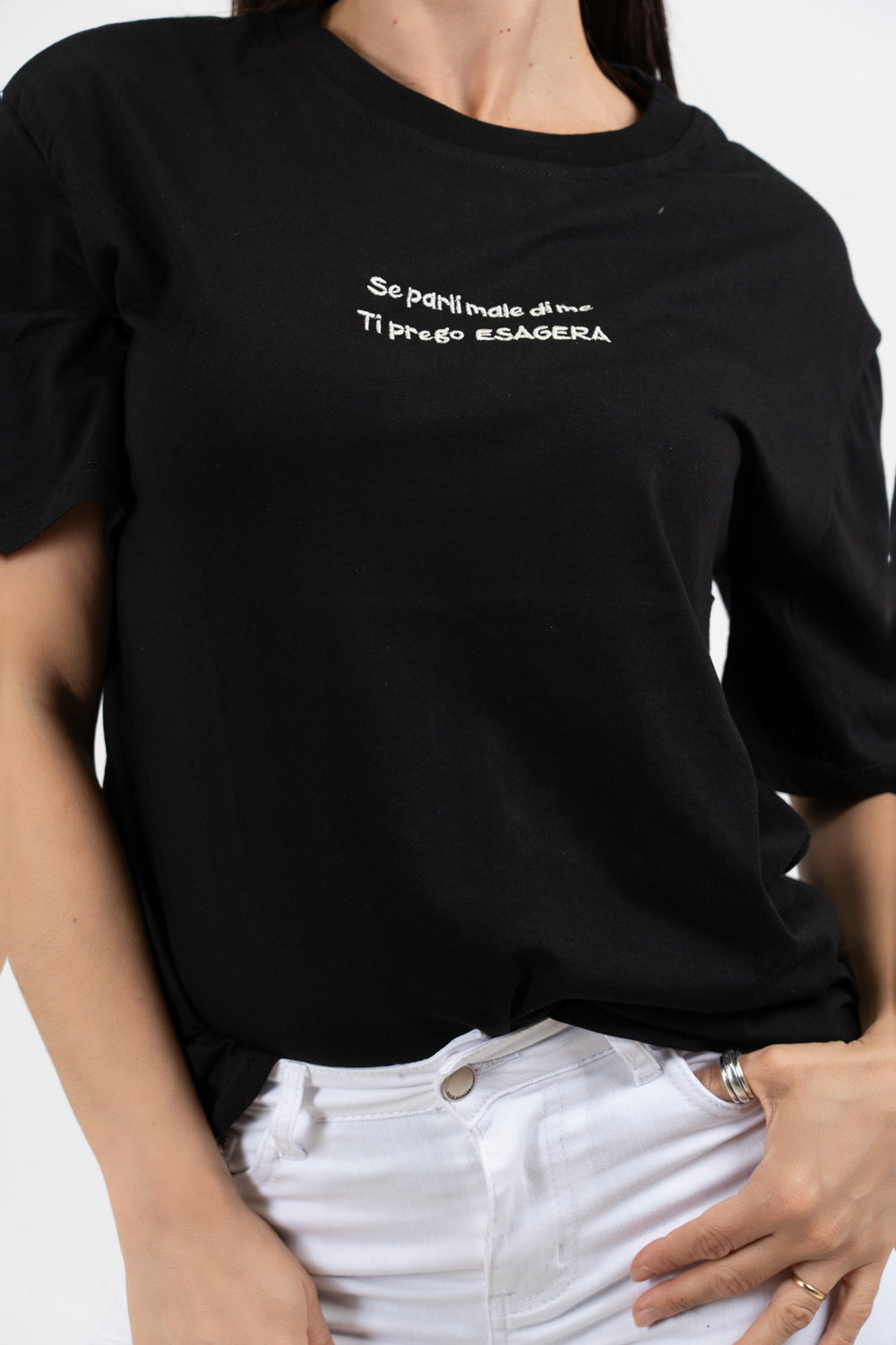 T-shirt scritta “Se parli male di me ti prego esagera”