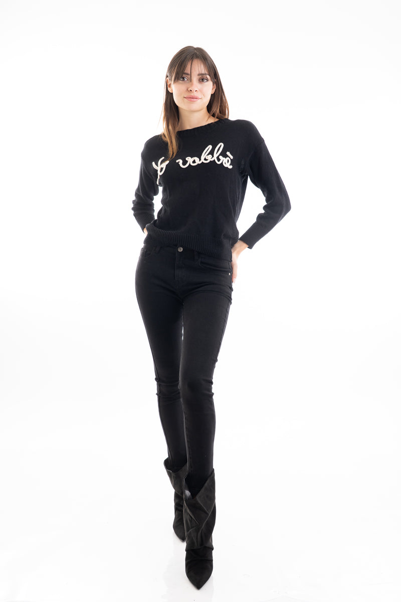 modella indossando Maglia over misto cotone con scritta ricamata “No Vabbé” colore Nero-Bianco Unica
