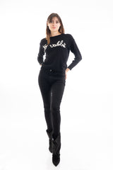 modella indossando Maglia over misto cotone con scritta ricamata “No Vabbé” colore Nero-Bianco Unica
