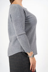modella indossando Maglia over collo a barchetta con orlo stondato in viscosa colore