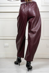 modella indossando Pantalone Belgrave barrel in ecopelle colore