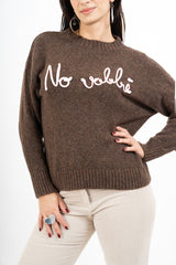 modella indossando Maglione girocollo “No vabbè” in misto lana ricamato colore Marrone Unica