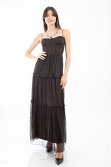 modella indossando Abito lungo in microrete elasticizzata doppiata con bustier strutturato e gonna a balze colore