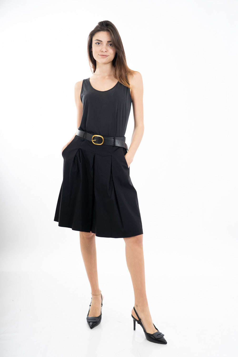 modella indossando Bermuda ampio con pinces in tela morbida elasticizzata e cintura colore
