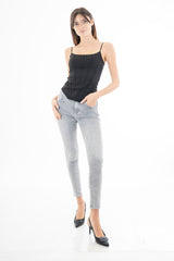 modella indossando Top effetto bustier in maglina elasticizzata con cuciture a vista e passamaneria colore