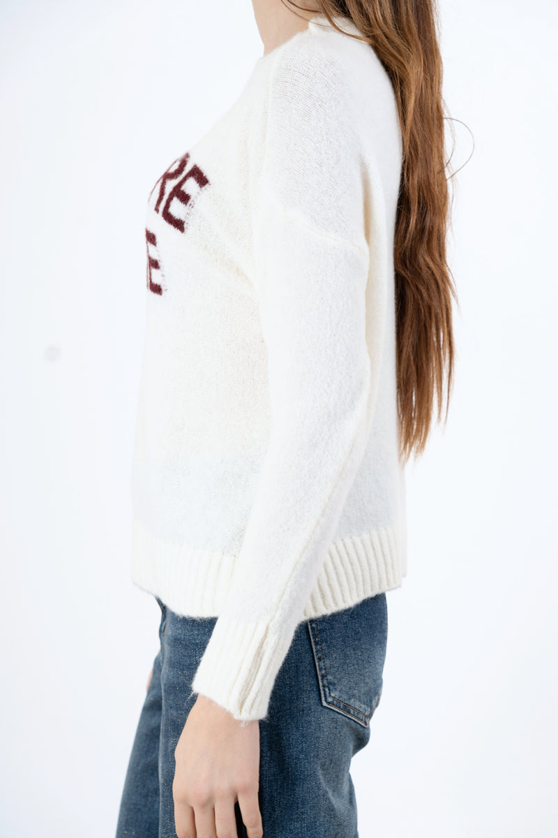 modella indossando Maglione girocollo con scritta “Ho sempre ragione” in misto lana Made in Italy colore