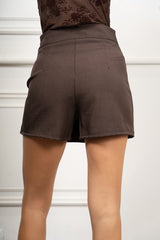 modella indossando Minigonna shorts Verona Marrone colore