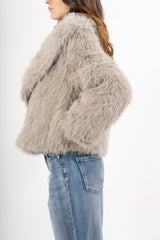 modella indossando Giacca in ecopelliccia morbida effetto volume colore