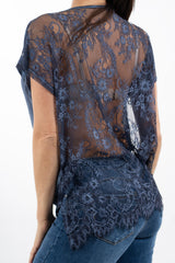 modella indossando Maglia over in viscosa con retro in pizzo colore Blu Unica