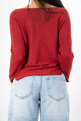 modella indossando Maglia SoftVibe in misto viscosa scollo a V colore