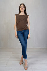 Maglia smanicata con drappeggio seno