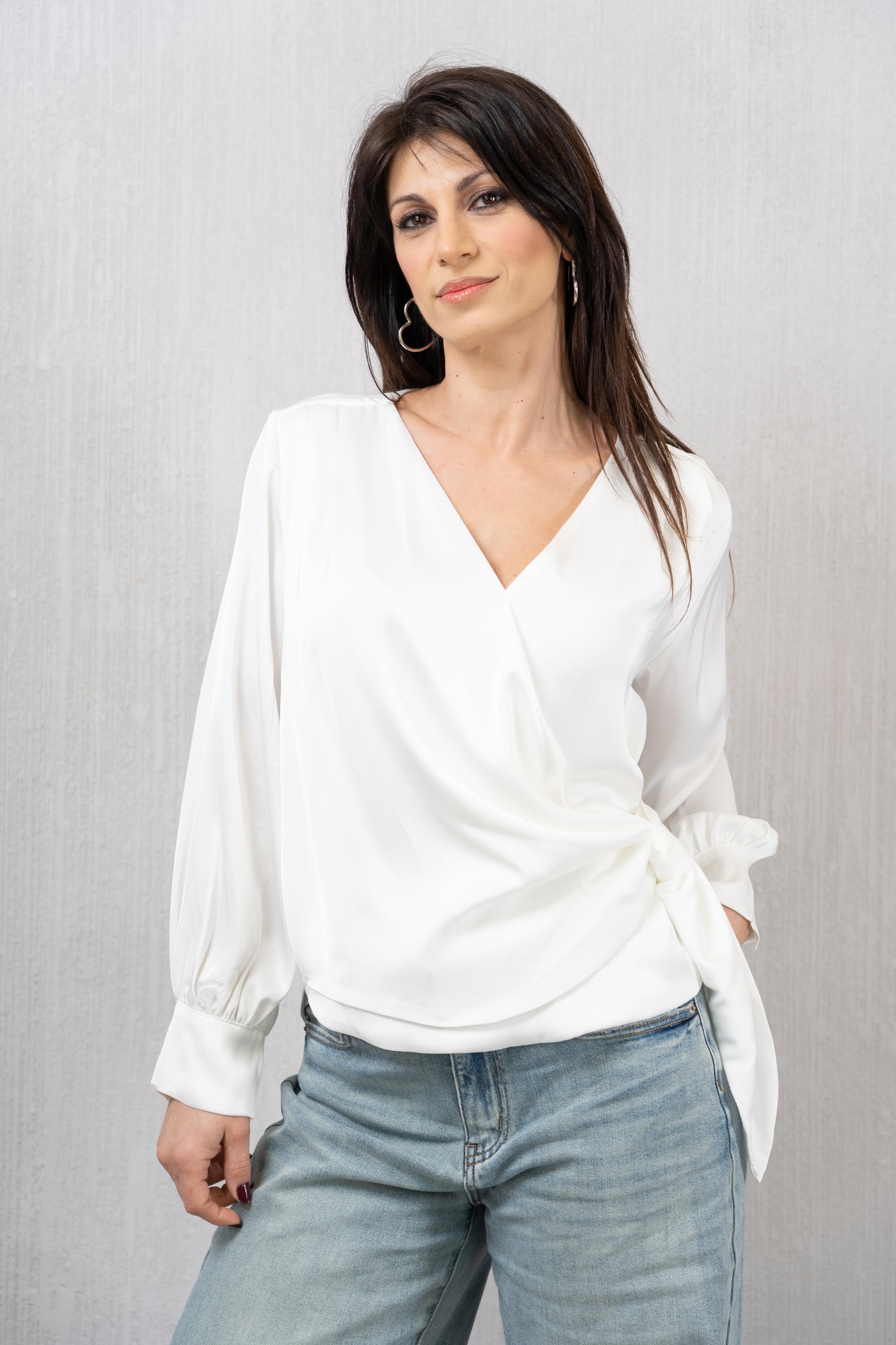 Blusa Elegante in Raso con Scollo a Portafoglio