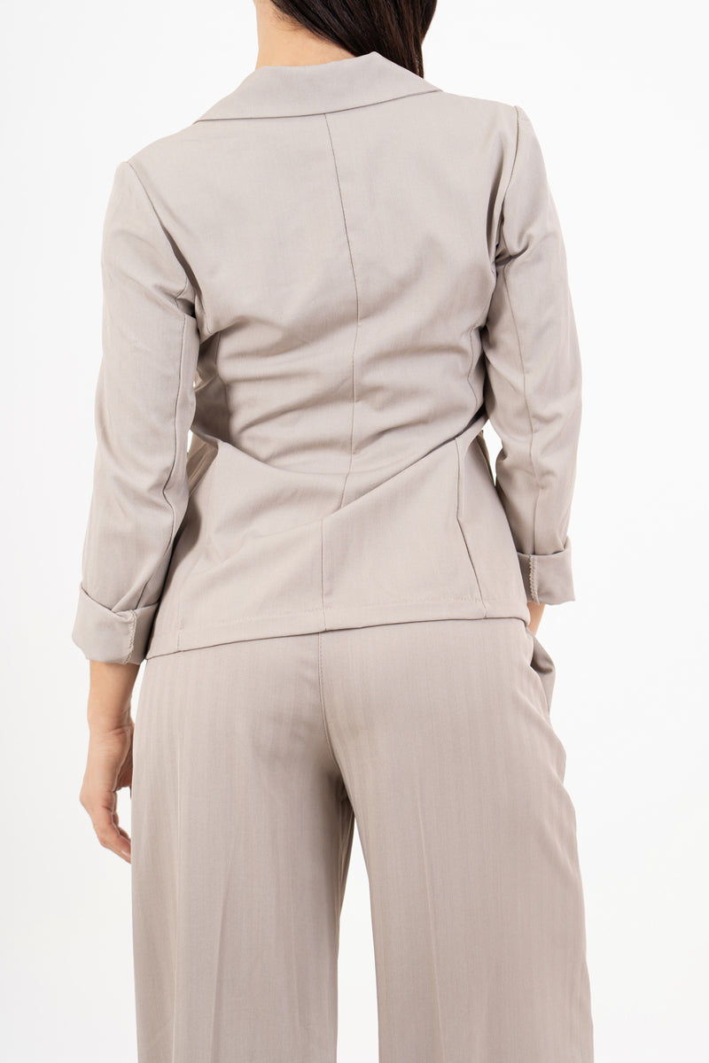 modella indossando Giacca avvitata rigata spinata beige colore