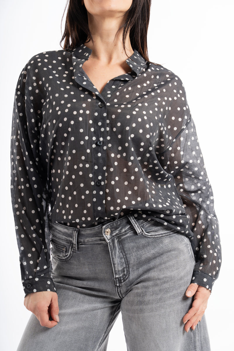 modella indossando Camicia velata a pois in tencel con collo coreano colore Nero Unica