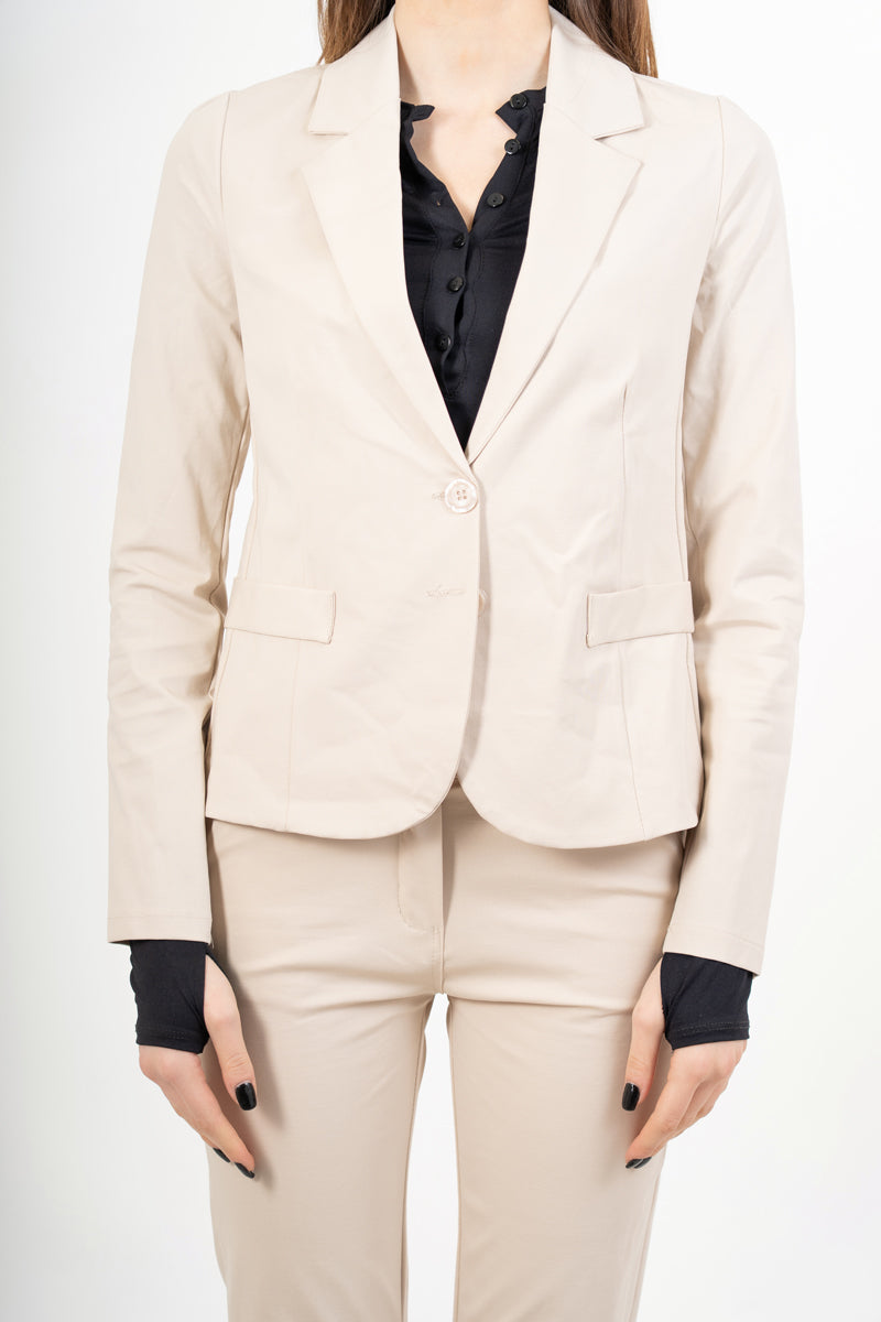 modella indossando Giacca beige elasticizzata due bottoni in misto cotone colore Beige