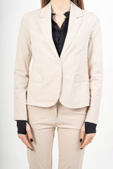 modella indossando Giacca beige elasticizzata due bottoni in misto cotone colore Beige