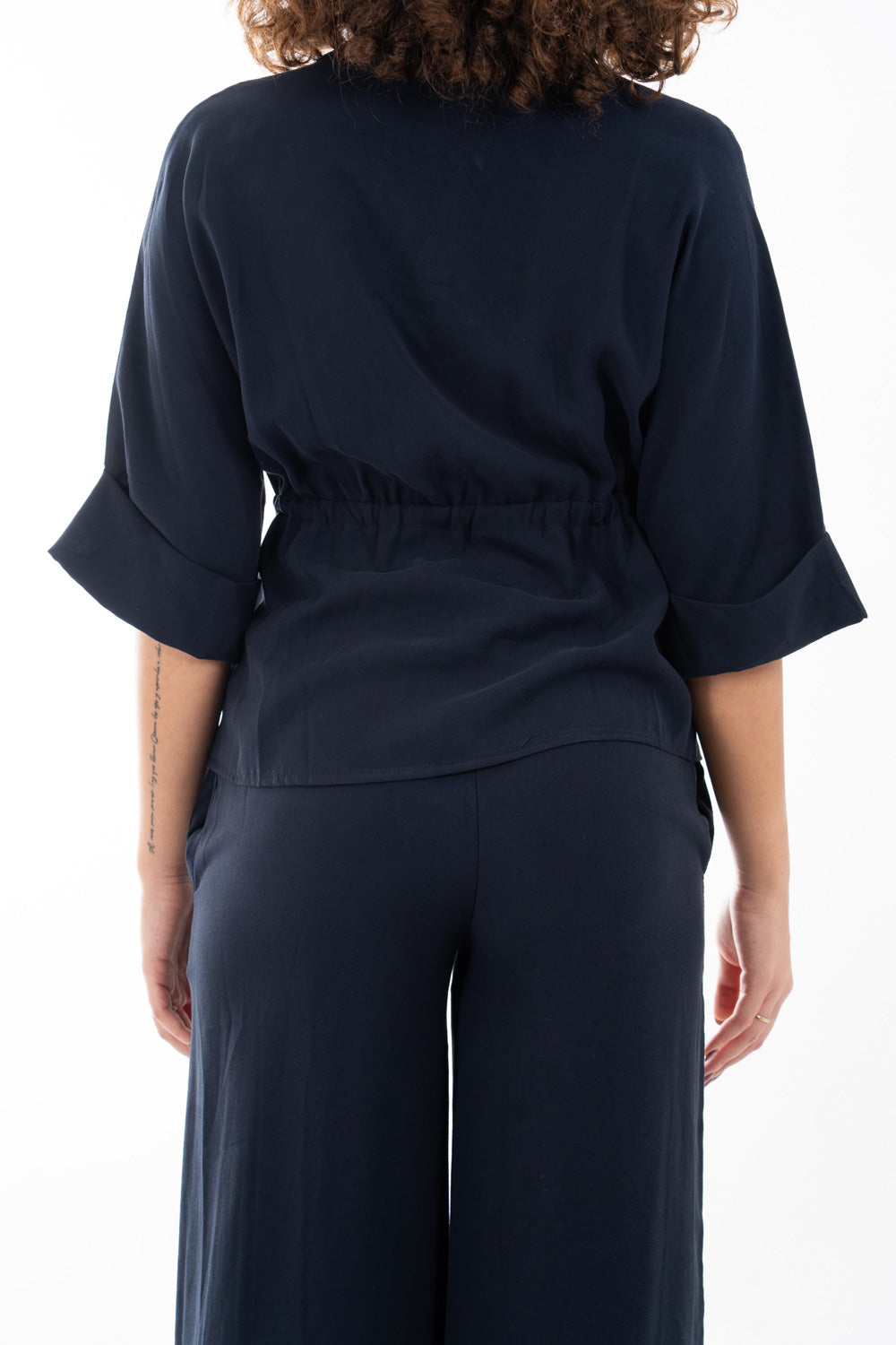 modella indossando Casacca con coulisse in vita e manica kimono in tela fluida misto viscosa colore