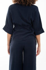 modella indossando Casacca con coulisse in vita e manica kimono in tela fluida misto viscosa colore