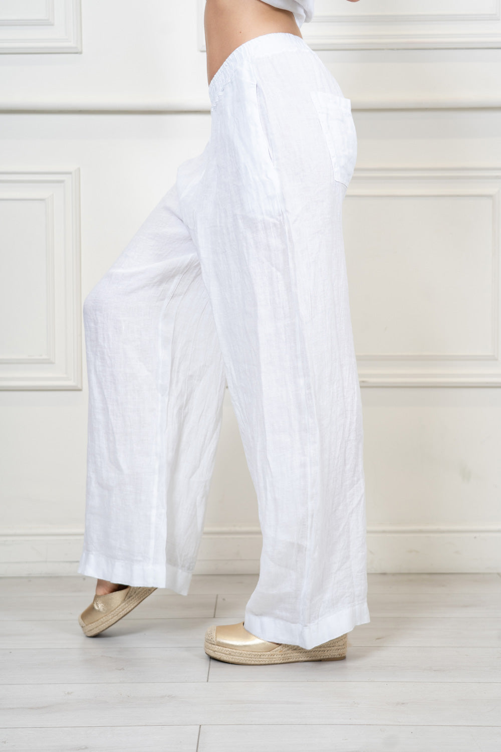 Pantalone a palazzo in puro lino con tasche.