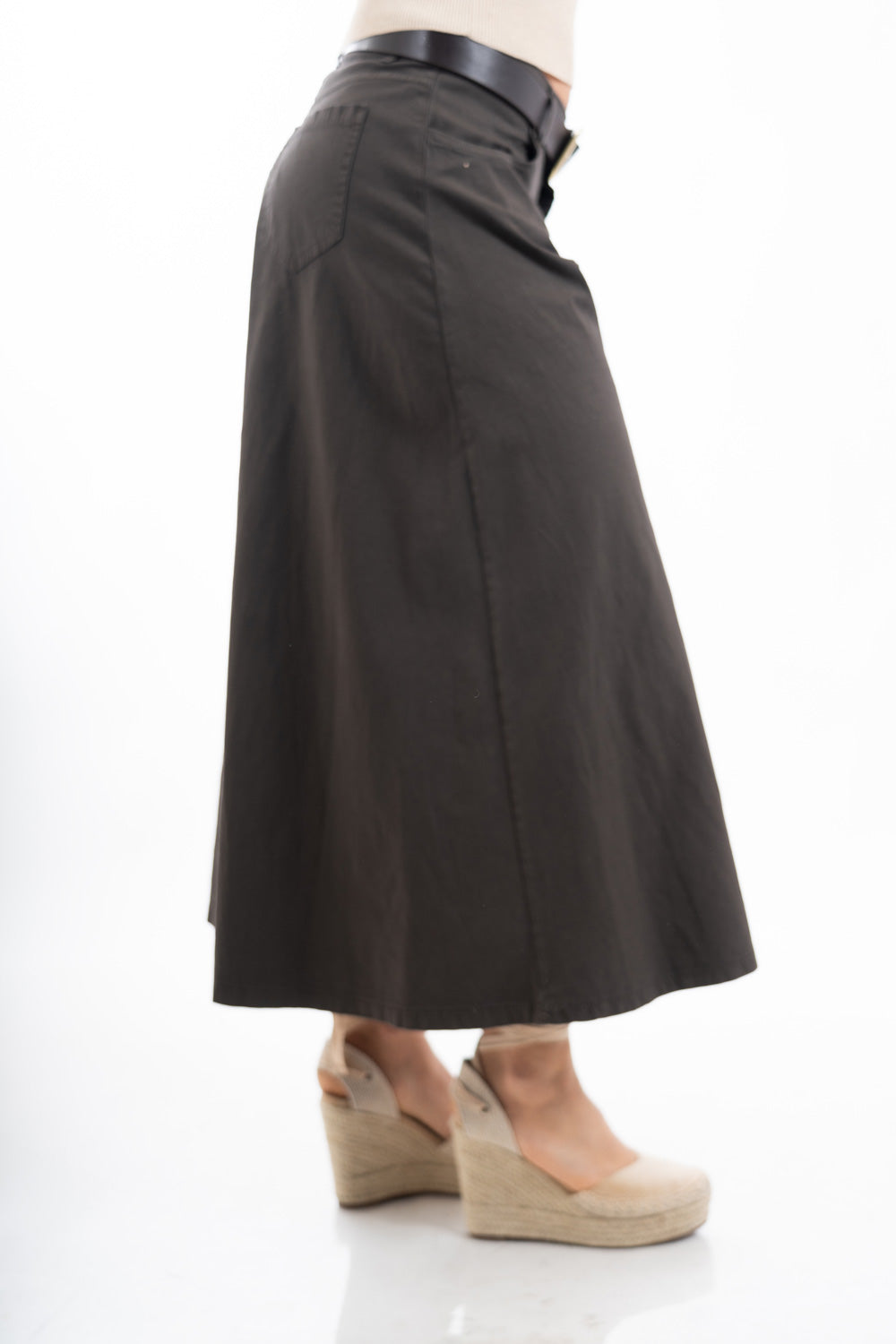 modella indossando Pantagonna marrone midi ampia in cotone elasticizzato con cintura inclusa colore