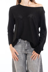 modella indossando Maglia Ampia in Misto Viscosa con Scollo Stondato colore Nero Unica