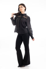 modella indossando Camicia donna in viscosa e tencel con inserti macramé e maniche a palloncino colore