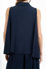 modella indossando Camicia smanicata svasata in viscosa EasyWave no stiro con bottoni colore