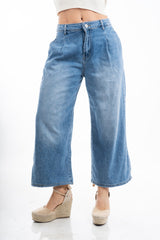 modella indossando Pantalone ampio denim leggero con pinces e tasche invisibili colore Denim Medio