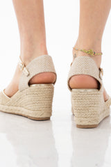 Espadrillas oro con zeppa in corda e ricamo sangallo con cinturino.