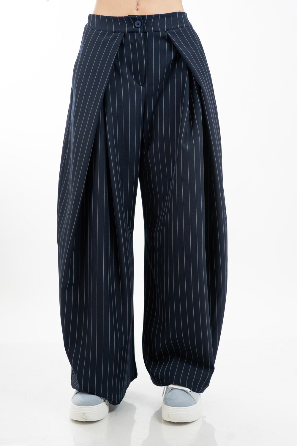 modella indossando Pantalone palazzo gessato a portafoglio con pinces colore Blu Unica