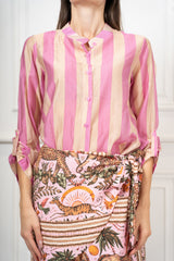 modella indossando Camicia Collo Coreana in Tencel a Righe Multicolor colore