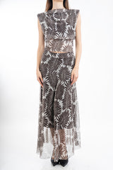 modella indossando Completo top a palloncino e gonna lunga in microrete Feather Leaf colore Marrone Unica