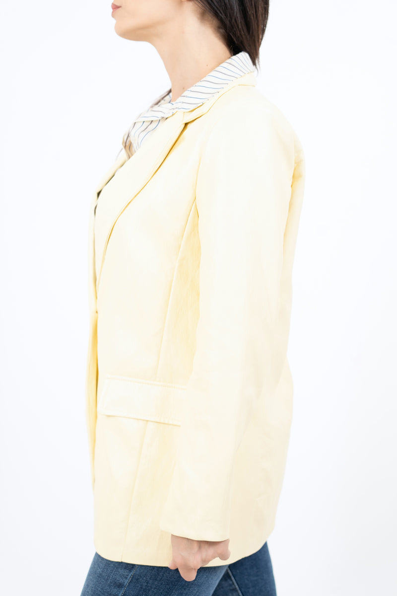 modella indossando Giacca ecopelle morbida con spalline e bottone colore