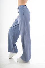 modella indossando Pantagonna ampia in tessuto spinato tono su tono con baschina alta e fascia elastica colore