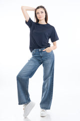 modella indossando T-shirt donna manica corta in cotone Made in Italy – vestibilità morbida colore