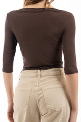 modella indossando Maglia scollo barca in viscosa e seta manica 3/4 Made in Italy colore