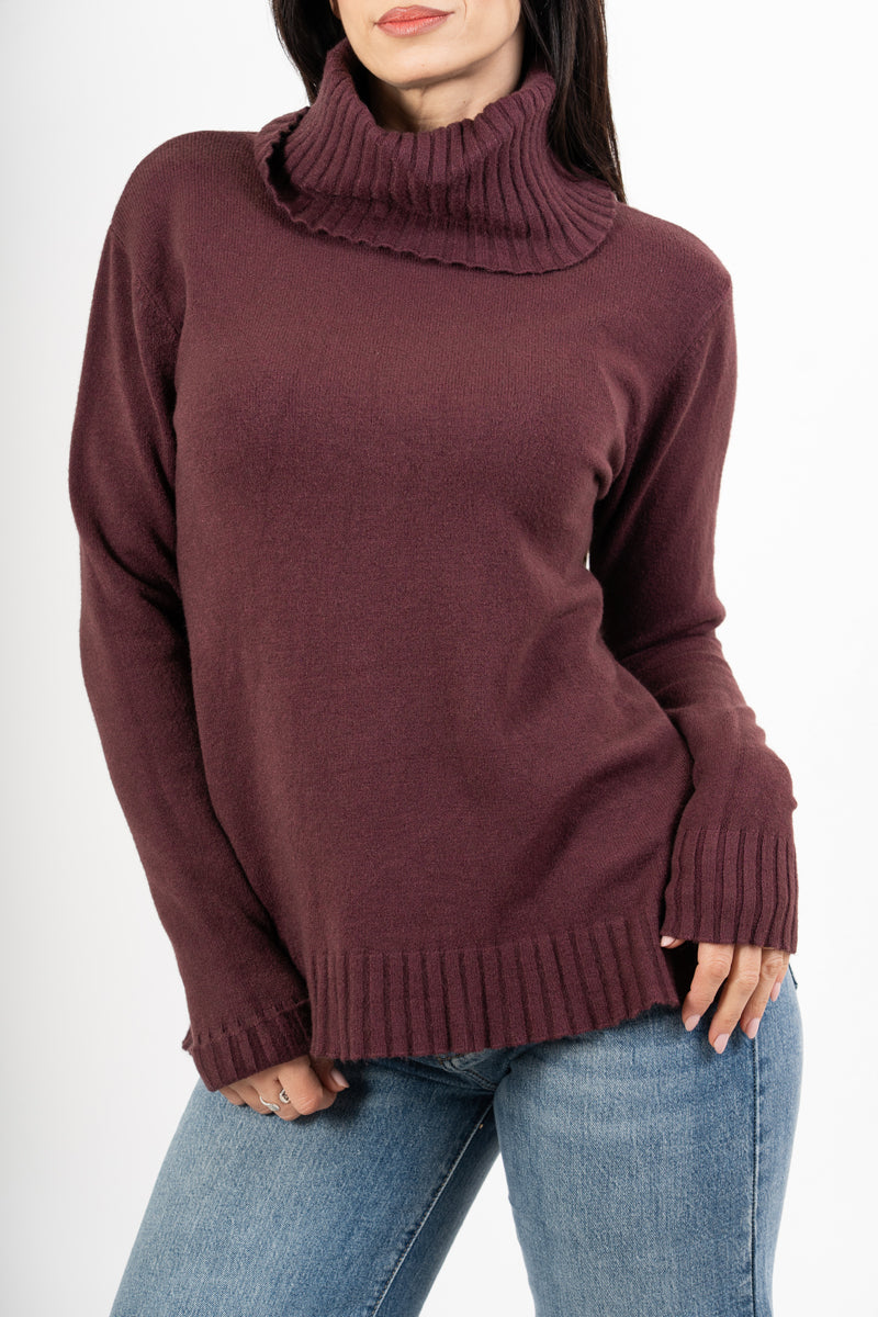 modella indossando Maglione over con collo alto in filato morbido e caldo colore Prugna Unica