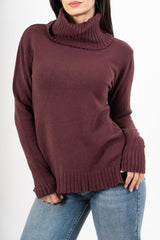 modella indossando Maglione over con collo alto in filato morbido e caldo colore Prugna Unica