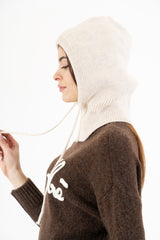 modella indossando Balaclava in maglia con coulisse regolabile Made in Italy colore