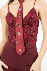 modella indossando Cravatta con spille decorative in metallo colore