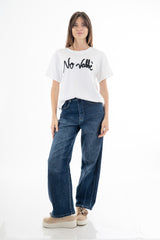 modella indossando T-shirt in cotone elasticizzato con scritta No Vabbè applicata in rilievo colore