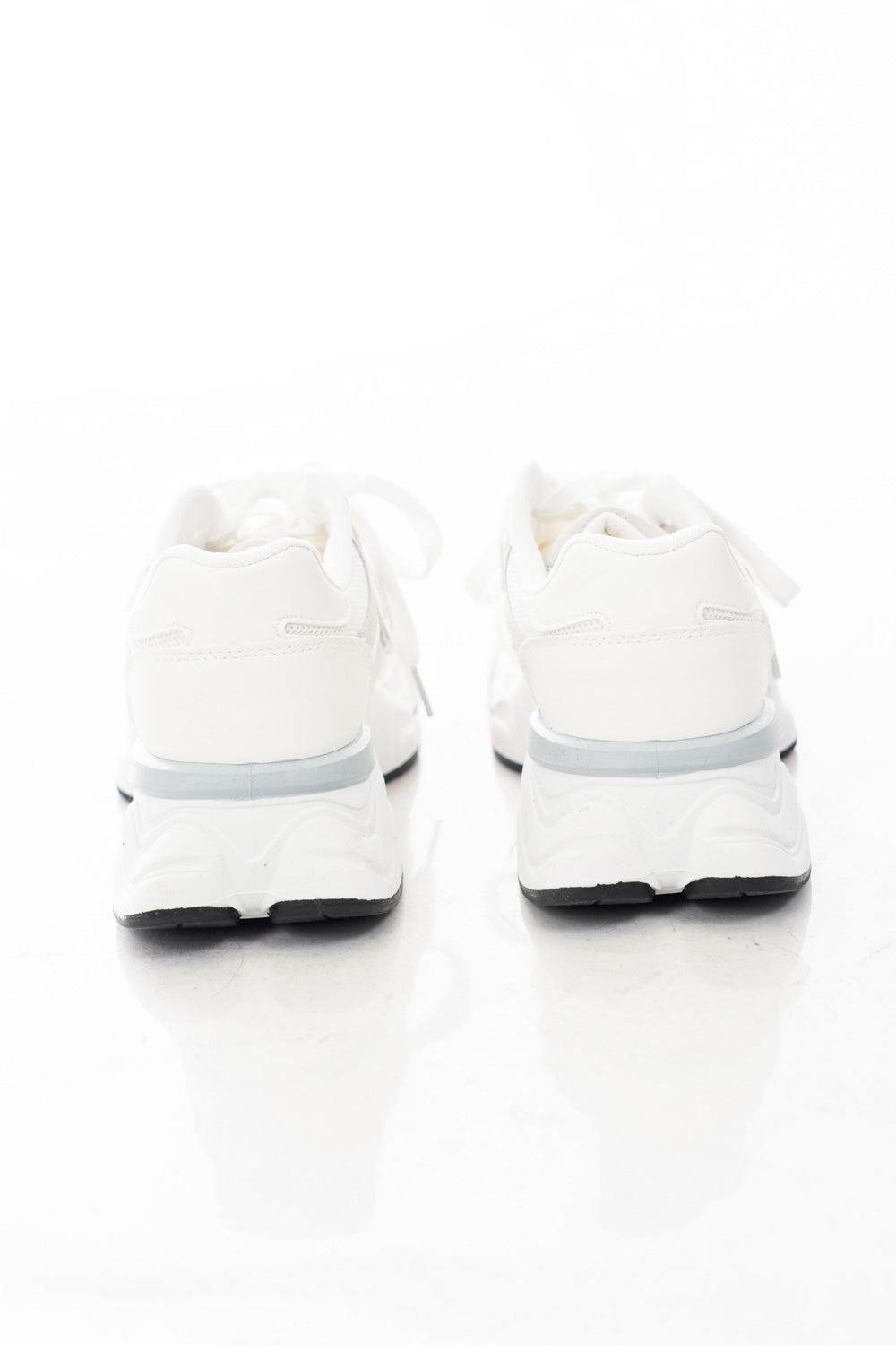 modella indossando Sneakers bianche platform in mesh con logo laterale e suola chunky colore