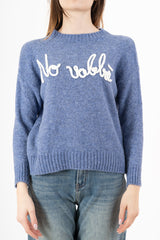 modella indossando Maglione girocollo “No vabbè” in misto lana ricamato colore Jeans-Bianca Unica