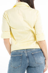 modella indossando Camicia gialla in cotone elasticizzato leggermente avvitata colore