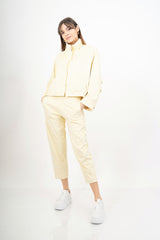 modella indossando Pantalone cropped in tessuto effetto dainetto elasticizzato colore