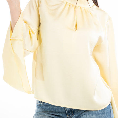 modella indossando Blusa in raso con maniche pipistrello e scollo a goccia colore Giallo Unica
