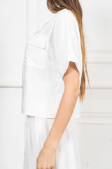 modella indossando Camicia corta con tasche in viscosa EasyWave con manica a pipistrello e bottoni effetto legno colore