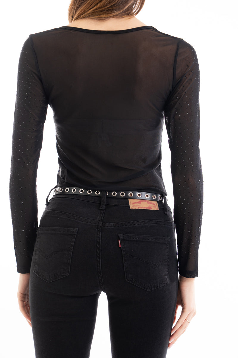 modella indossando Maglia in microrete elasticizzata con strass neri colore