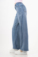 modella indossando Jeans palazzo a vita alta in denim lavaggio medio colore