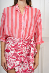 modella indossando Camicia in Cotone Leggero a Righe Bicolore Made in Italy colore